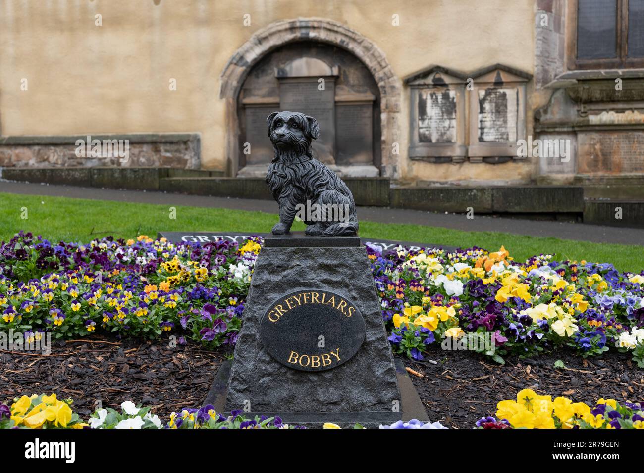 Denkmal für Greyfriars Bobby in Greyfriars Kirkyard in Edinburgh, Schottland, Großbritannien. Statue eines treuen Hundes, der lange Jahre auf seinem Grab verbrachte, lea Stockfoto