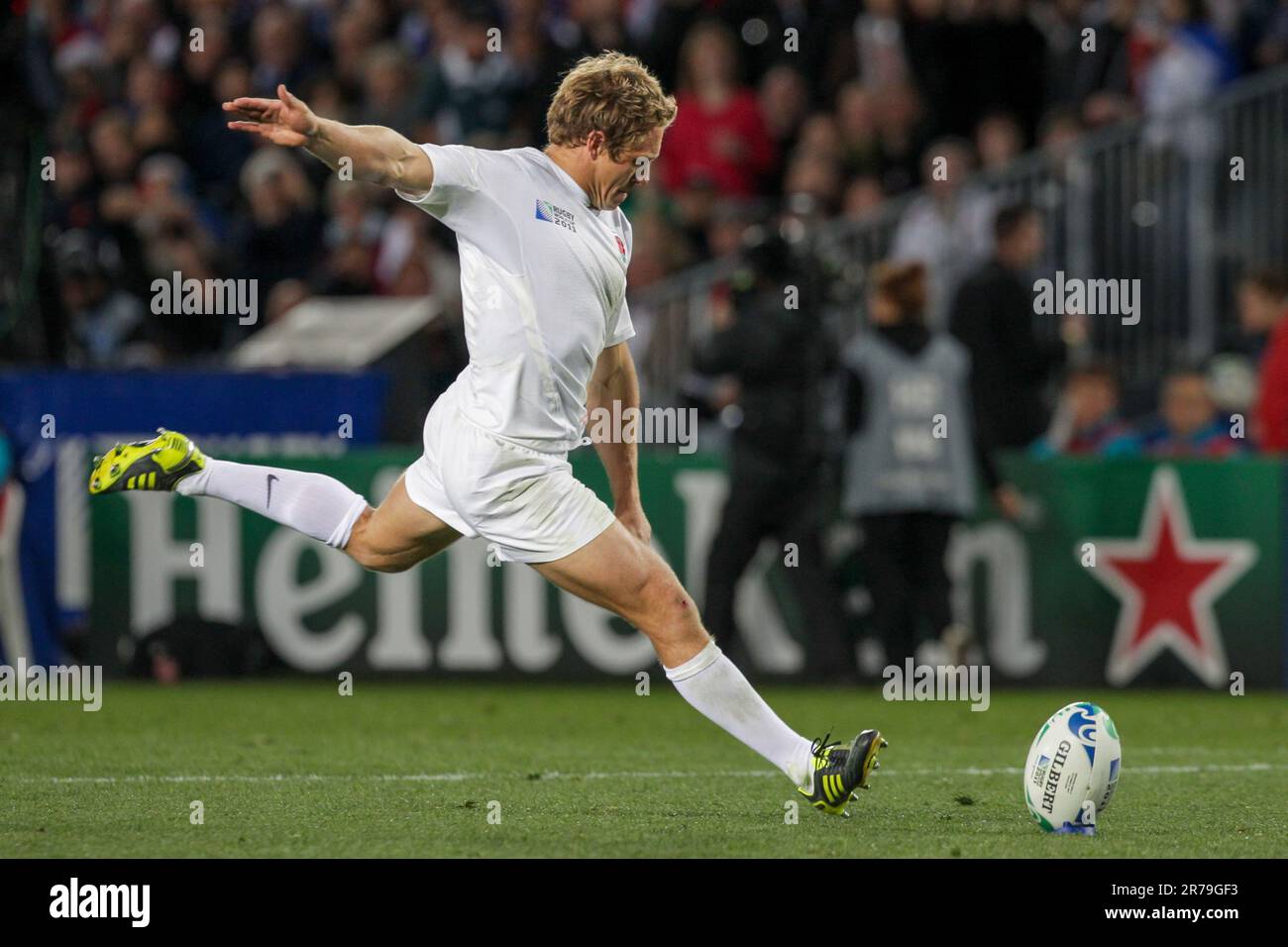 Englands Jonny Wilkinson schießt ins Tor, während er im Viertelfinalspiel 2 der Rugby-Weltmeisterschaft 2011 in Frankreich spielt, Eden Park, Auckland, Neuseeland, Samstag, 08. Oktober 2011. Stockfoto