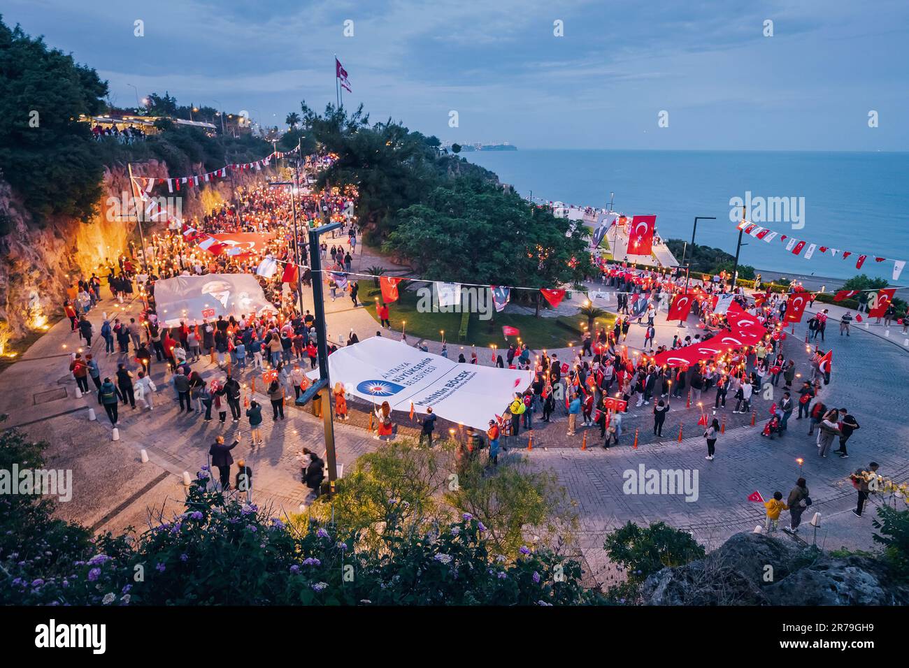 19. Mai 2023, Antalya, Türkei: Fackelzug von Menschen durch die Stadt mit türkischen Flaggen während der Feierlichkeiten zum Jugend- und Sporttag und A Stockfoto