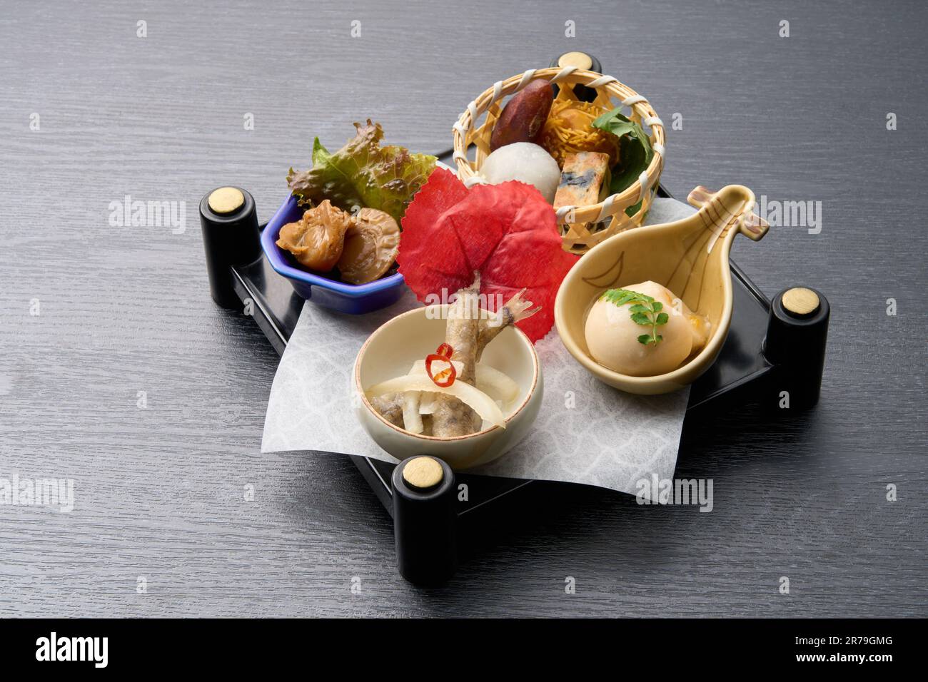 Japanische Küche, Auswahl an 6 Arten von Vorspeisen Stockfoto