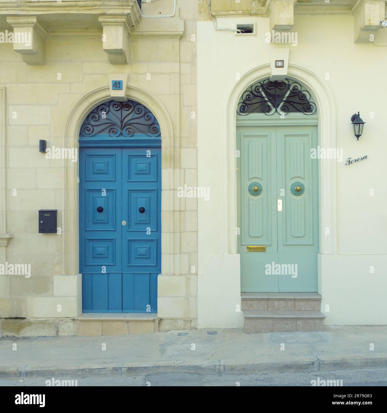 Zweifarbige Vordertür in Paola, Malta (blau und türkis) Stockfoto