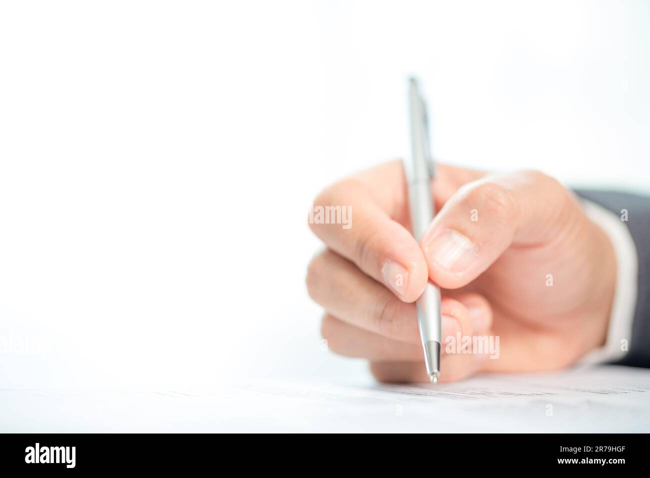 Person für Nahaufnahmen am Arbeitsplatz, professionelle Geschäftsfrau, die am Schreibtisch sitzt, hält eine Unterschrift oder Unterschriftenunterschrift. Angestelltenfrau, die den Vertrag unterzeichnet Stockfoto