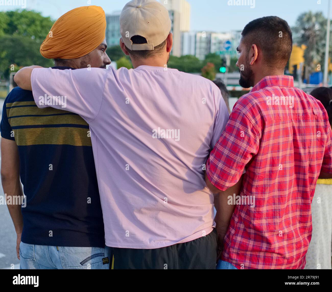 Arbeiter aus Punjab, Indien, anscheinend Freunde, an ihrem freien Tag in Little India, Singapur; verließen: Einen Sikh mit traditionellem Turban Stockfoto