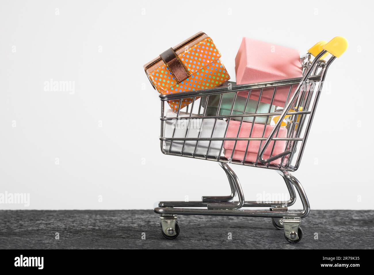 Ein Einkaufswagen mit Geschenken. Eine Nahaufnahme, Einkaufen, ein Supermarkt Stockfoto