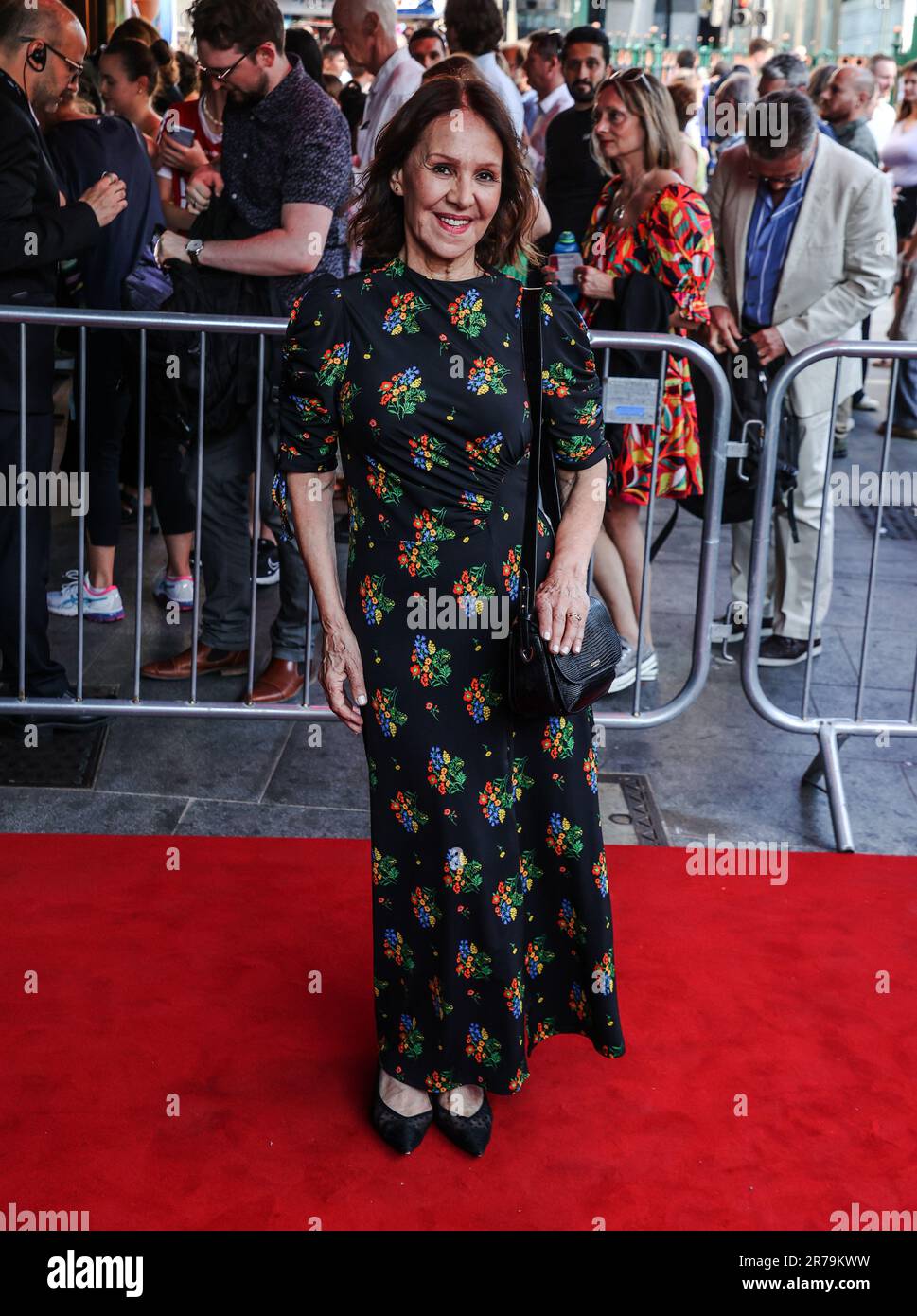 Dame Arlene Phillips, die an der Galaabend für „Grease the Musical“ im Dominion Theatre in London teilnahm Stockfoto