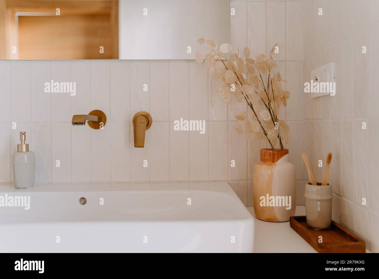 Eine schwarze matte Steckdose und ein Lichtschalter im Badezimmerspiegel  neben dem Wandwaschbecken, schwarzer Wasserhahn sichtbar Stockfotografie -  Alamy
