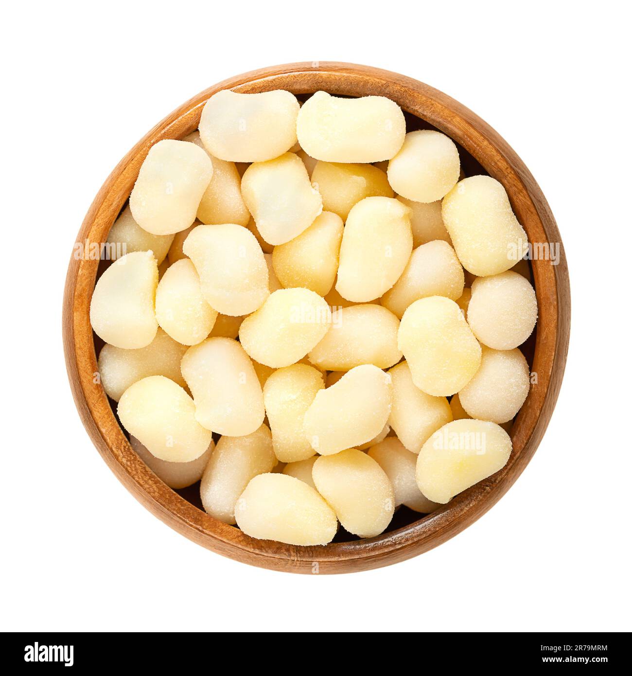 Gnocchini, Mini-Gnocchi, in einer Holzschüssel. Teigtaschen in italienischer Küche. Ungekochte kleine Teigstücke aus Kartoffeln, Weizenmehl, Ei und Salz. Stockfoto