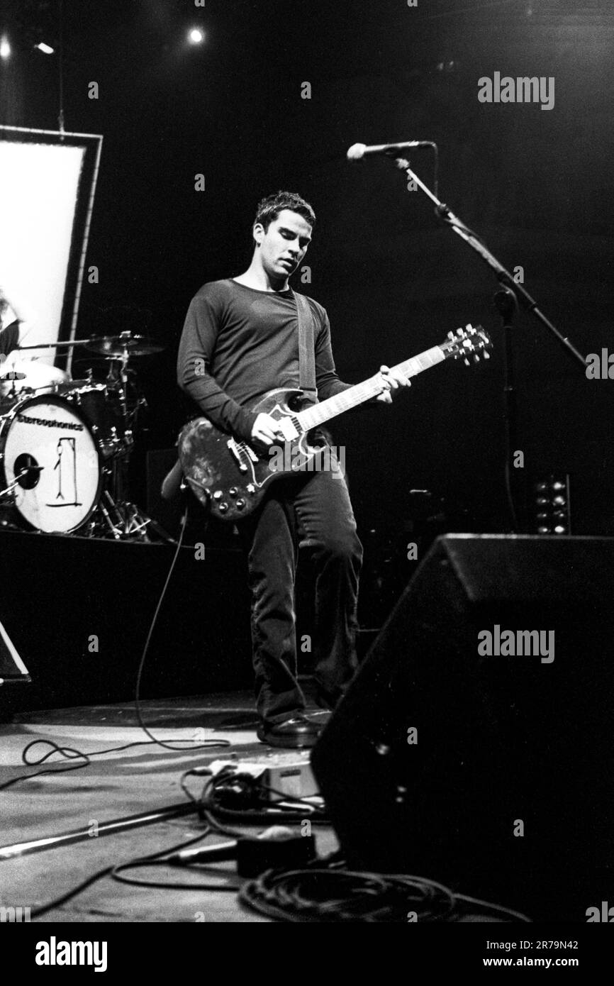 KELLY JONES, STEREOPHONICS, KONZERT, 1999: Kelly Jones von der walisischen Rockband The Stereophonics spielte live in der Cardiff International Arena CIA in Cardiff, Wales, Großbritannien am 17. Dezember 1999. Foto: Rob Watkins. INFO: Stereophonics, eine walisische Rockband, entstand in den 1990er Jahren als prominente Persönlichkeiten im britischen Rock. Mit Kelly Jones' rasenden Vocals und Hits wie Dakota erzielten sie kommerziellen Erfolg. Ihre Diskografie spiegelt eine vielfältige Mischung von Rockgenres wider. Stockfoto