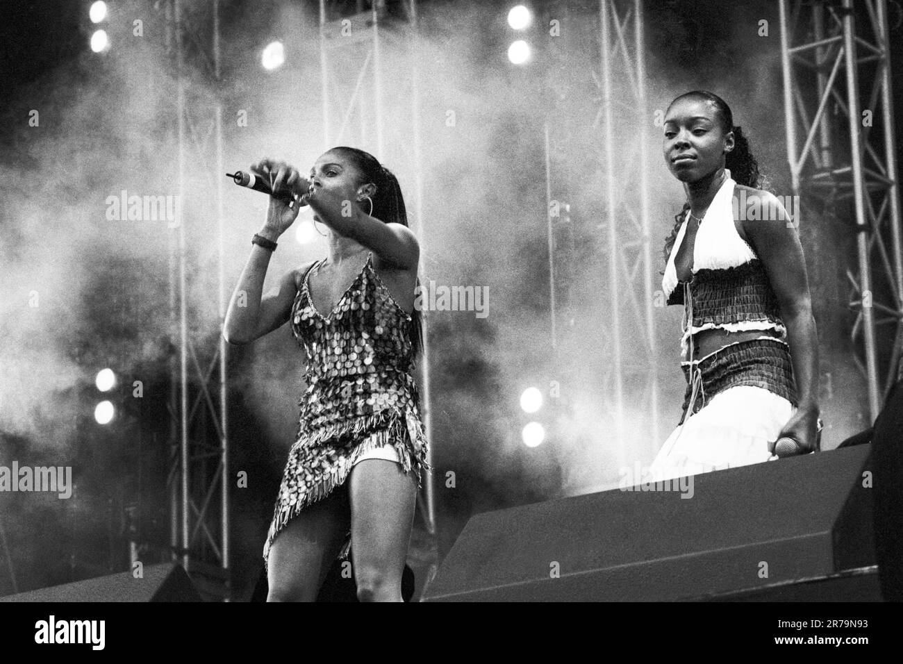 Alesha Dixon und Sabrina Washington (rechts) von Mis-Teeq spielen am 16. Juni 2002 live im Radio 1 One Big Sunday im Morfa Stadium in Swansea. Foto: Rob Watkins Stockfoto