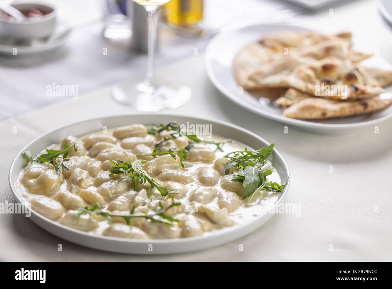 Gnocchi mit Käse, herzhaftes Essen aus Norditalien, serviert mit Ruccola. Stockfoto