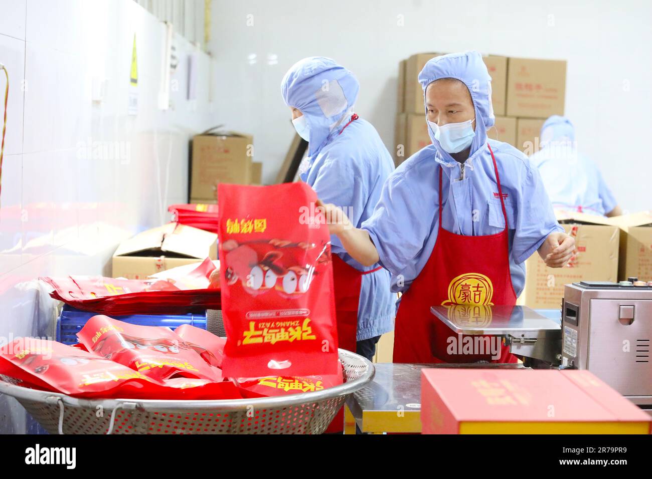 CHONGQING, CHINA - 13. JUNI 2023 - Arbeiter packen geröstete Ente in ...