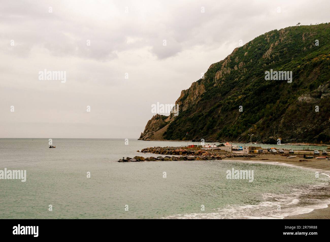 Fegina Beach, Monterosso al Mare, Cinque Terre, liegt an einem natürlichen Golf in Norditalien, geschützt von Klippen. Stockfoto