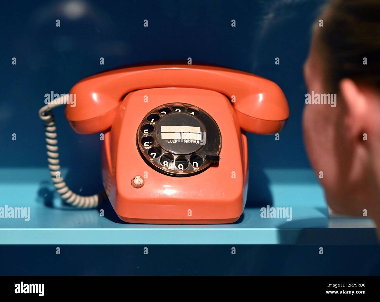 Karlsruhe, Deutschland. 12. Juni 2023. Ein Telefon mit Wählscheibe der Deutschen Bundespost, das in den 1980er Jahren in westdeutschen Haushalten ein Standardmodell war, ist Teil der Ausstellung „The 80s - they're Back!“ Ausstellung im Badischen Landesmuseum vom 17. Juni 2023 bis 25. Februar 2024. Kredit: Uli Deck/dpa - ACHTUNG: Nur zur redaktionellen Verwendung in Verbindung mit einem Bericht über diese Ausstellung und nur mit vollständiger Erwähnung des oben genannten Kredit/dpa/Alamy Live News Stockfoto