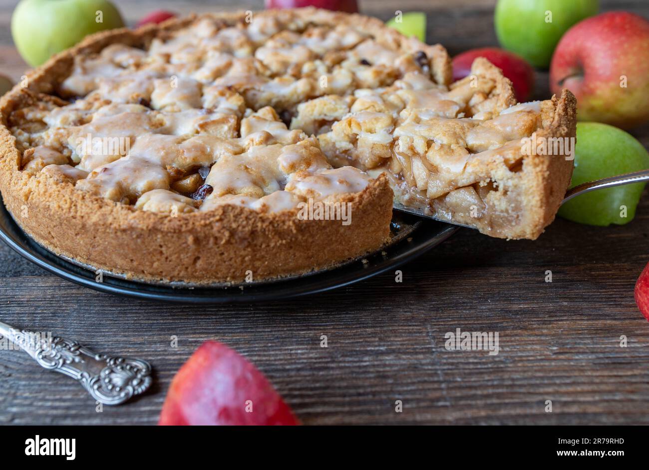 Deutscher Apfelkuchen mit Zitronenglasur Stockfoto