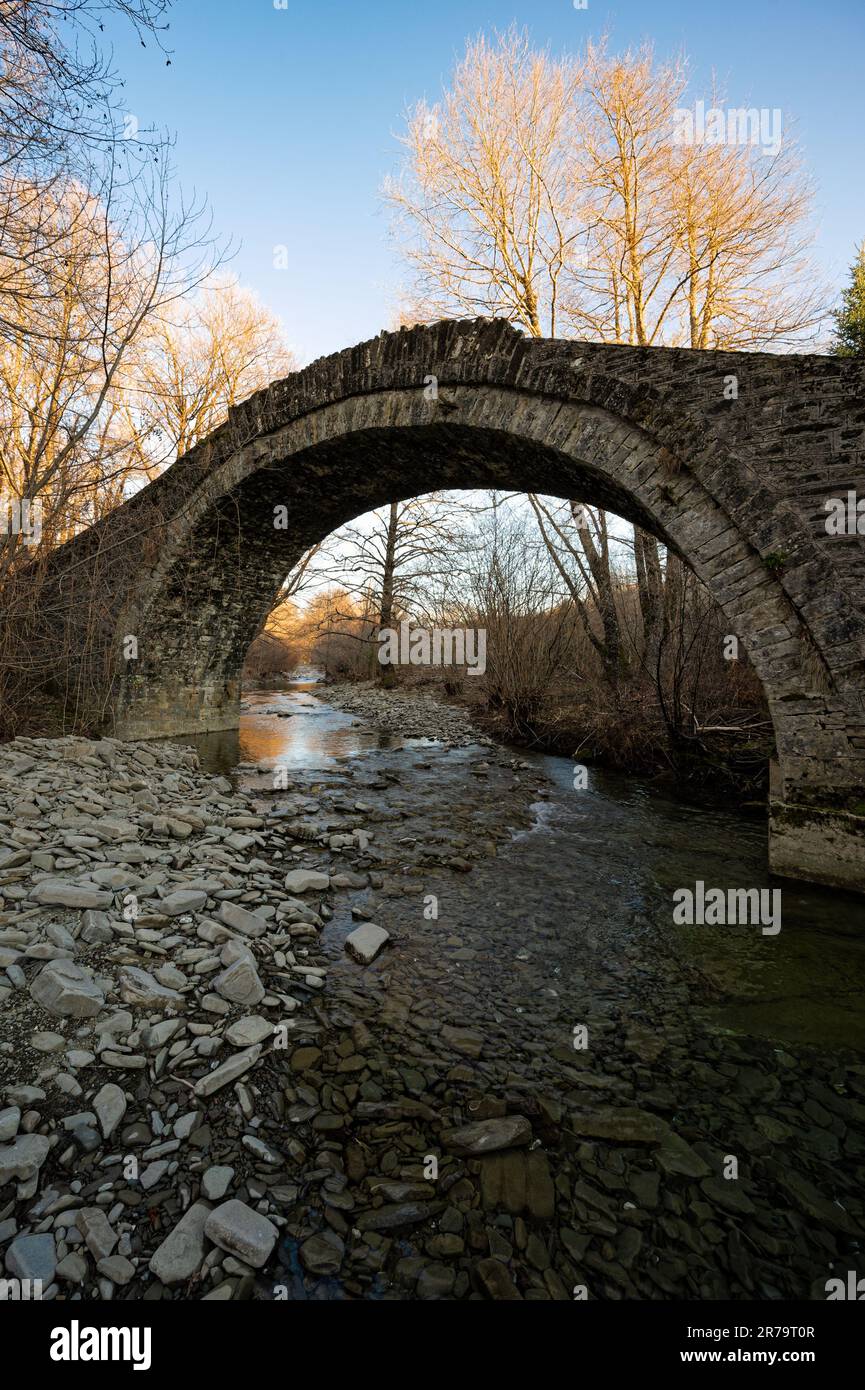 Blick auf die traditionelle Riziana-Brücke aus Stein in Zagori von Epirus, Griechenland Stockfoto