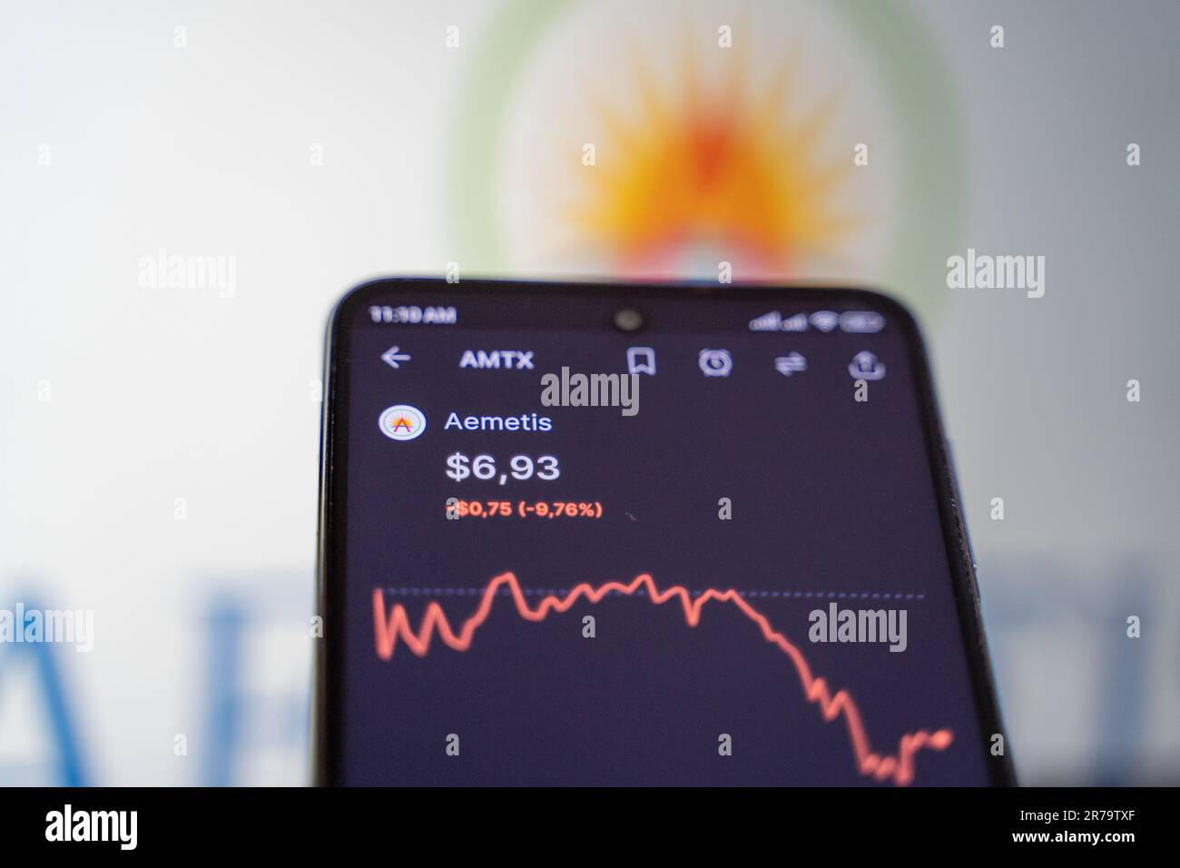 Aktiendiagramm des Unternehmens Aemetis auf dem Smartphone-Bildschirm. Stockfoto