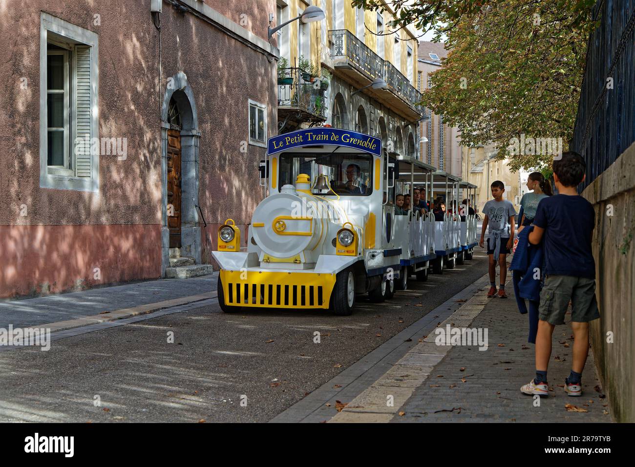 GRENOBLE, FRANKREICH, 27. Oktober 2022 : der kleine Touristenzug von Grenoble bringt Touristen in das Herz der historischen Stadt Dauphine, den größten Stockfoto