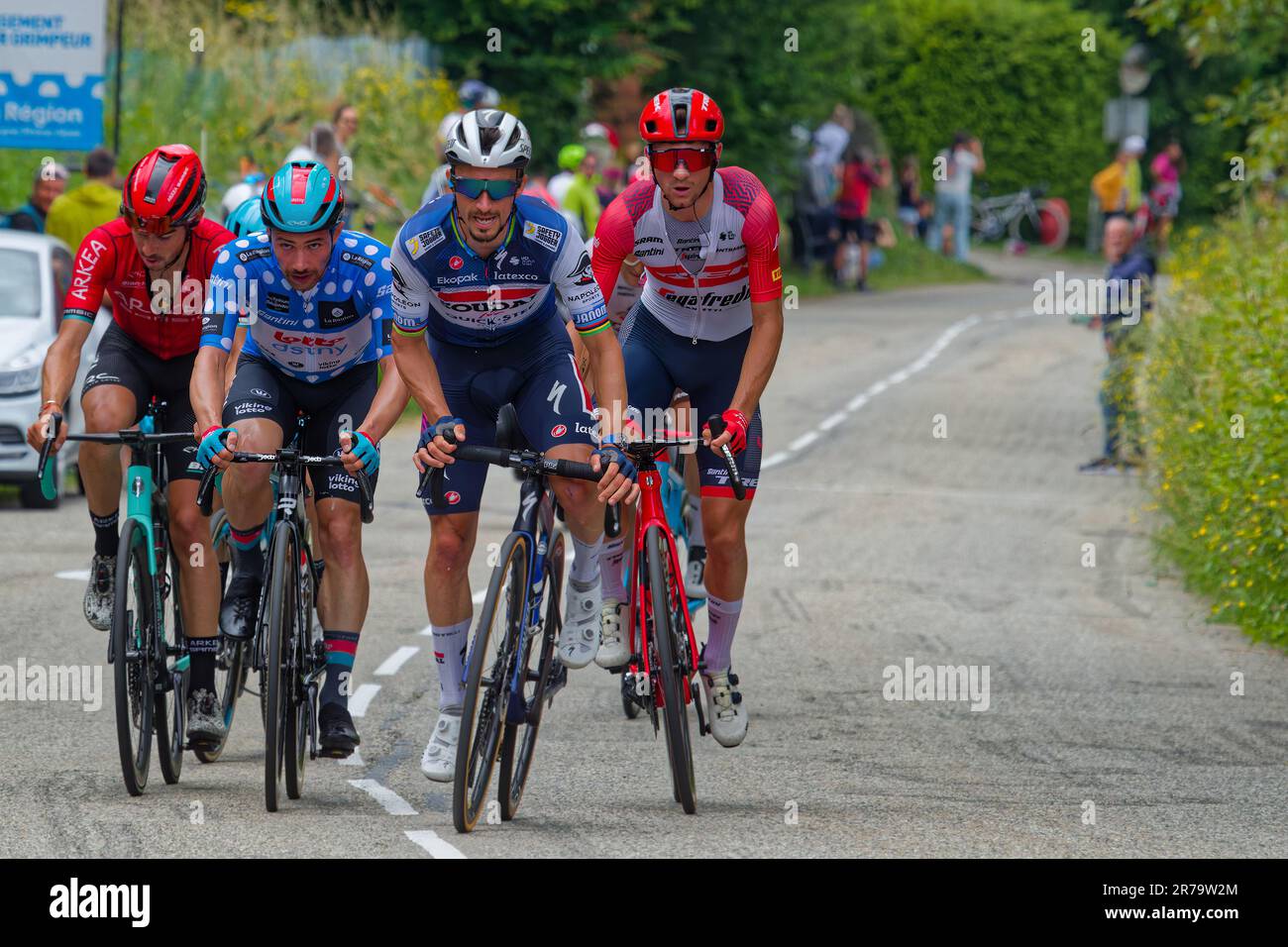 PINET, FRANKREICH, 12. Juni 2023 : Julian Alaphilippe leitet die Bühne des Criterium du Dauphine, eines achttägigen Radrennens und eines der Foremos Stockfoto