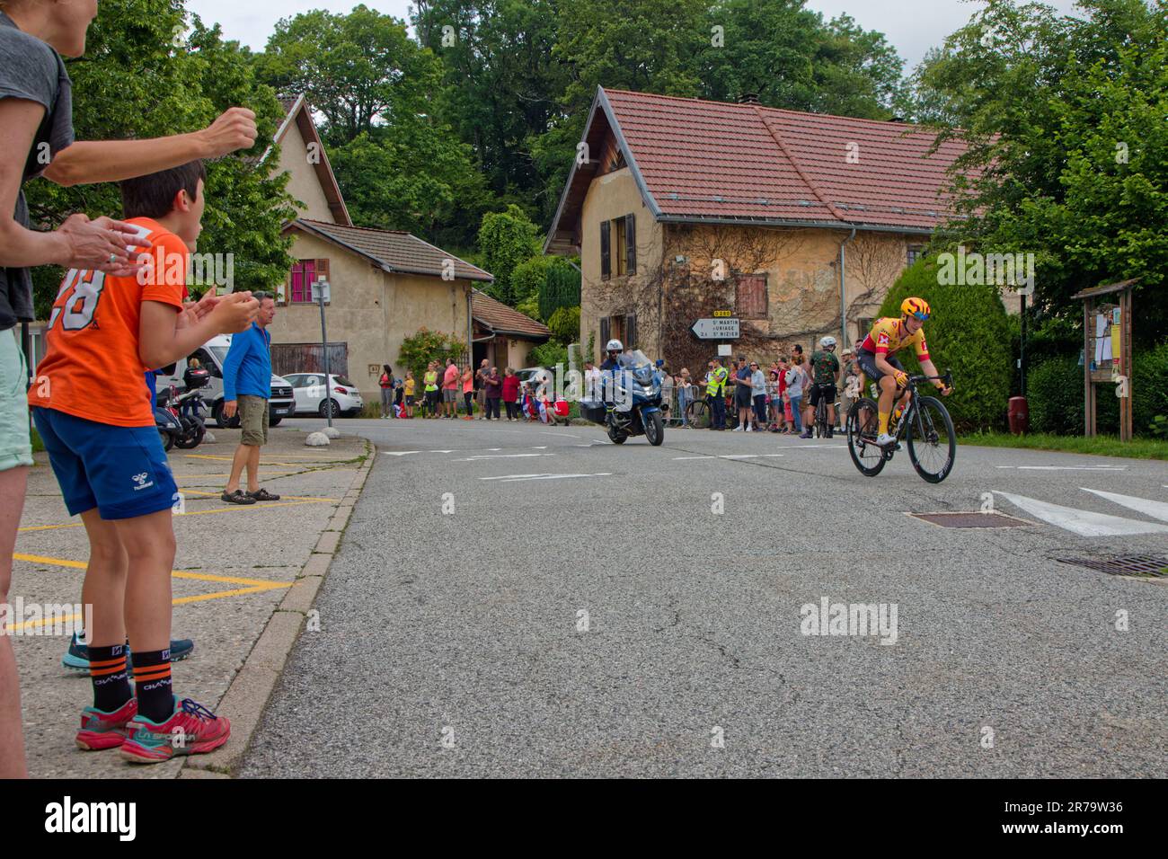 PINET, FRANKREICH, 12. Juni 2023 : Zuschauer applaudieren den Läufern des Criterium du Dauphine, einem achttägigen Radrennen und einem der führenden Stockfoto