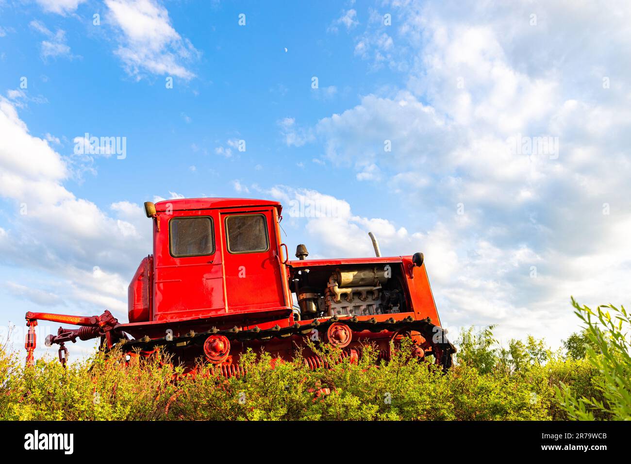 Der rote Traktor des alten Modells steht auf dem Feld. Roter alter Traktor. Traktor auf dem Feld. Traktor fährt im Gelände. Hochwertiges Foto Stockfoto