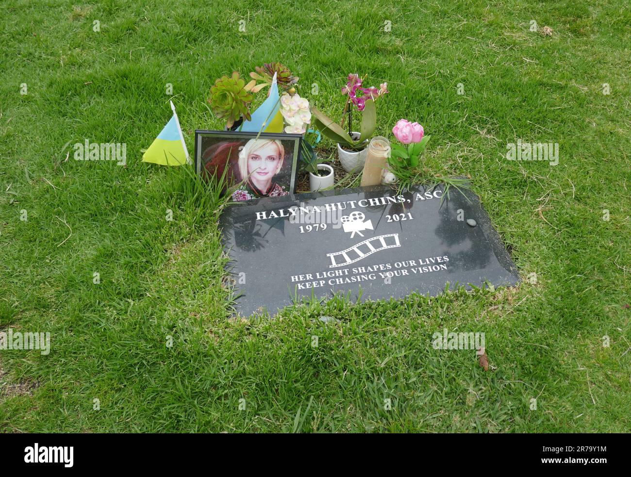 Los Angeles, Kalifornien, USA 10. Juni 2023 Kinematographin Halyna Hutchins Grab in Garden of Legends auf dem Hollywood Forever Cemetery am 10. Juni 2023 in Los Angeles, Kalifornien, USA. Foto: Barry King/Alamy Stock Photo Stockfoto