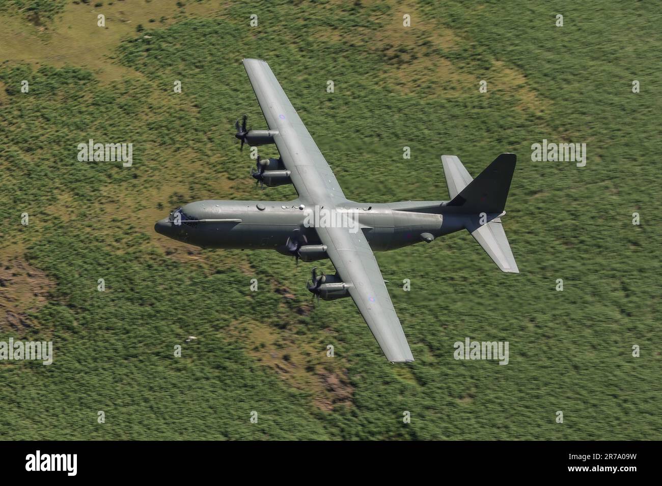 Mach loop raf hercules c 130 Fotos und Bildmaterial in hoher