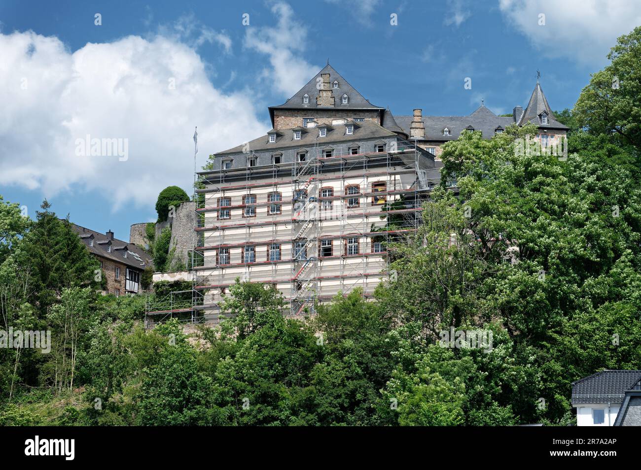 Blankenheim, Deutschland Juni 12 2023: Renovierungsarbeiten am Gerüstschloss blankenheim Stockfoto