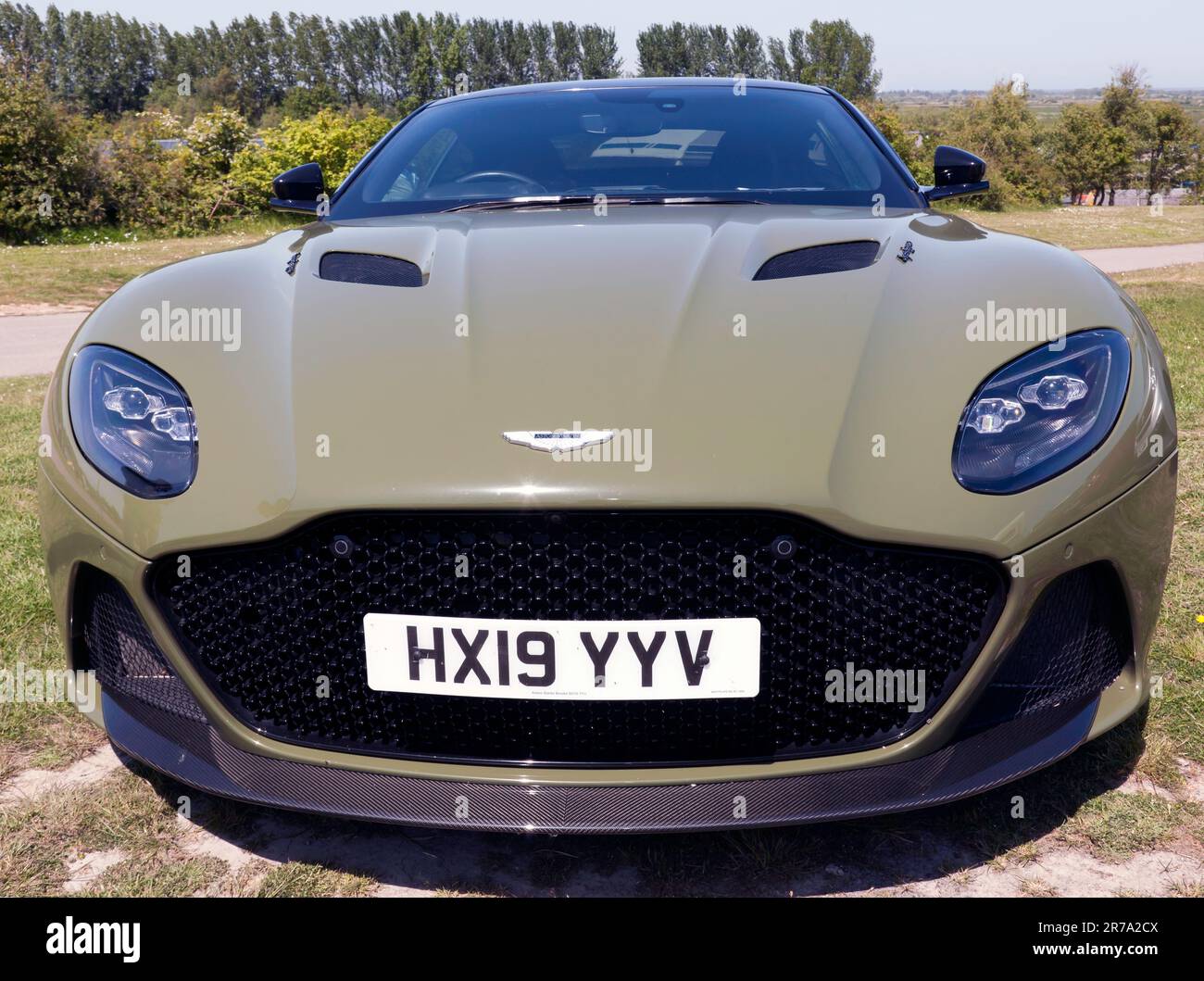 Vorderansicht eines Green, 2019, Aston Martin DBS Superleggera , ausgestellt auf der 2023 Deal Classic Car Show Stockfoto
