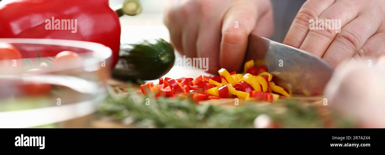 Der Koch schneidet vergessenen Salat aus frischem Gemüse Stockfoto