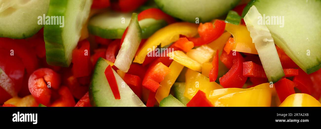 Frische Gemüsegurken rote gelbe Paprika in Salat geschnitten Stockfoto