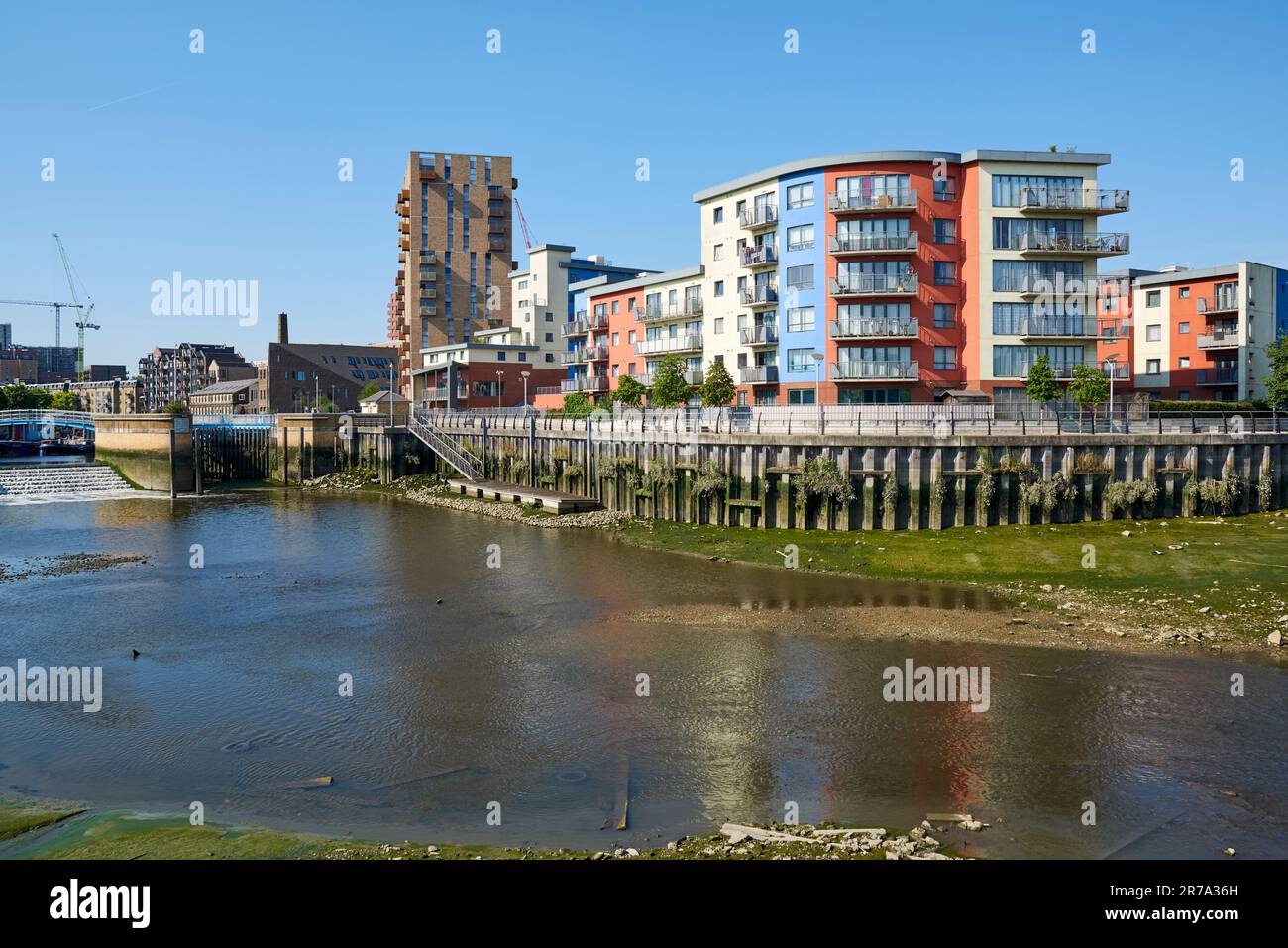 Neu gebaute Apartments am River Roding in Barking, East London UK Stockfoto