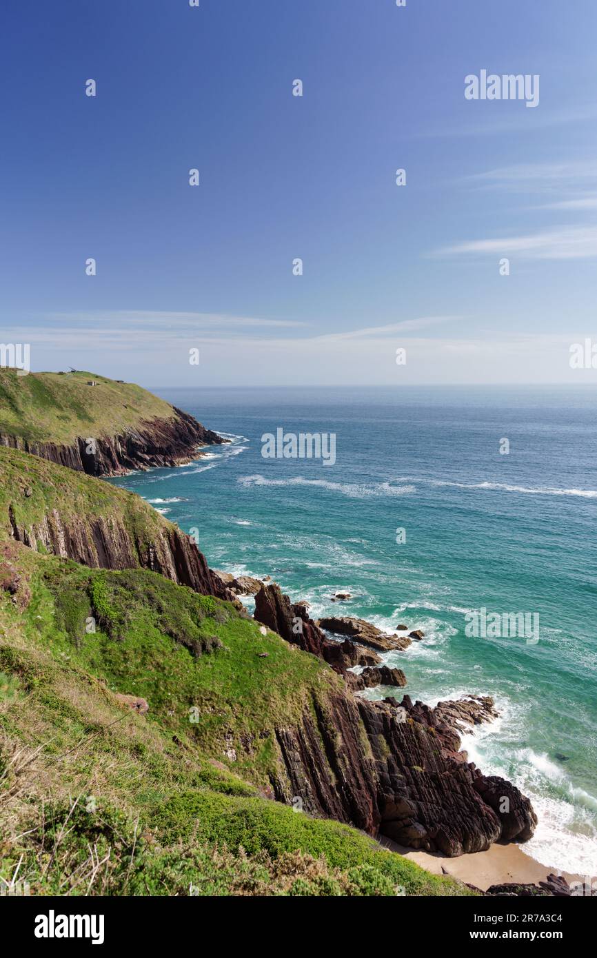 Klippen und Küste in der Nähe von Shrinkle Haven auf dem Pembrokeshire Coastal Path in Südwales an einem klaren Frühlingstag Stockfoto