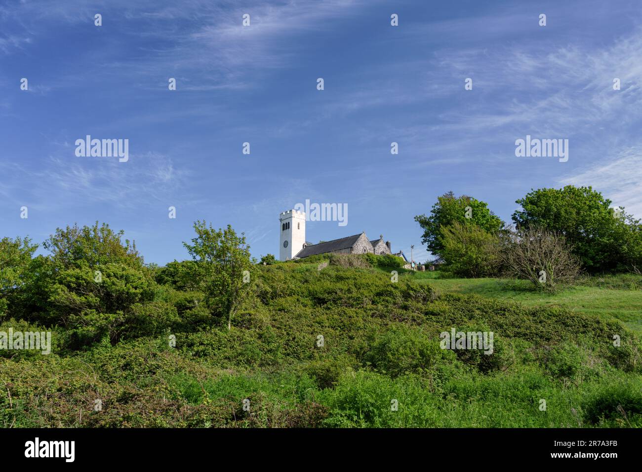 St. James the Great Church, Manobier, Pembrokeshire, Wales an einem sonnigen Sommertag Stockfoto