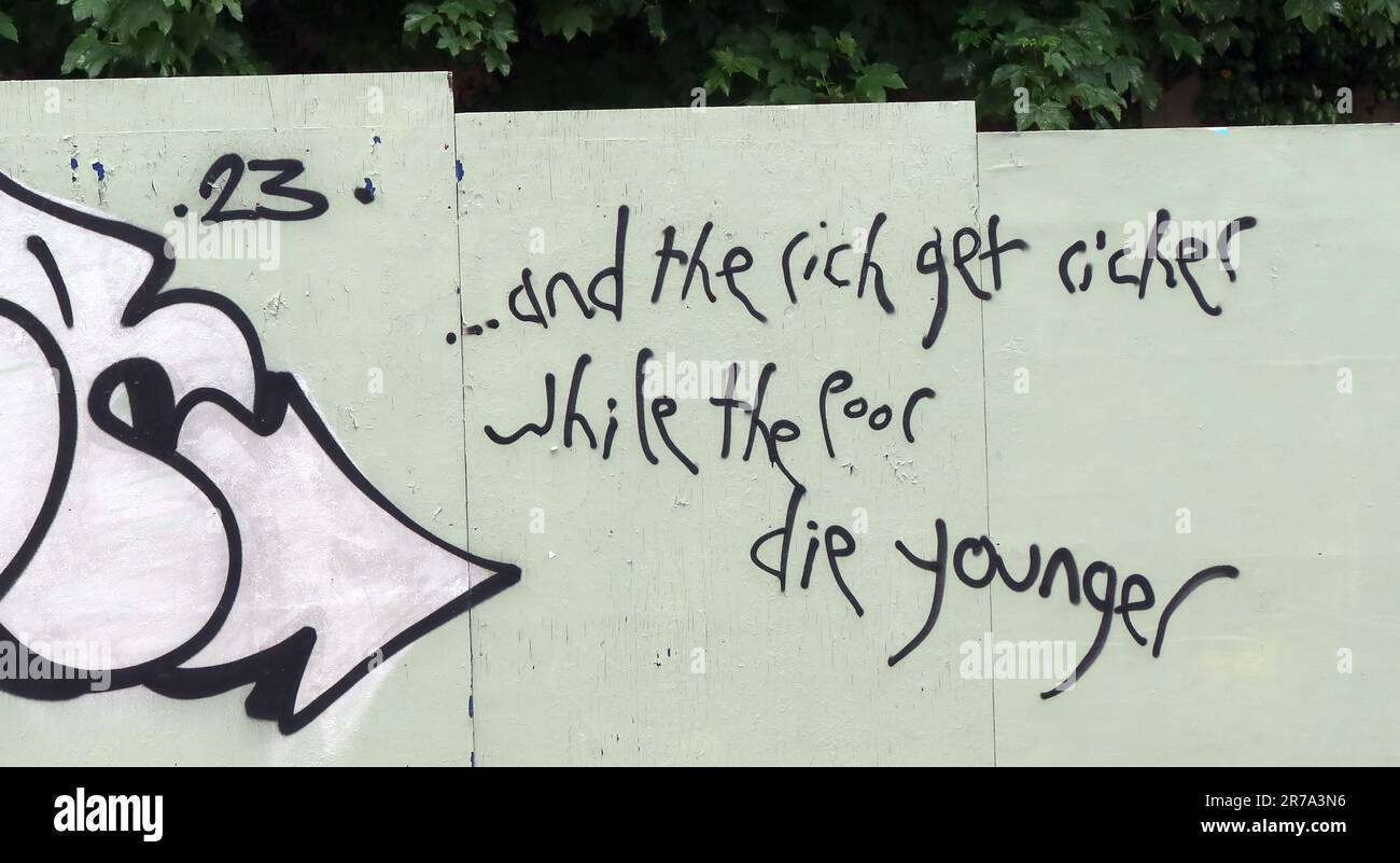 .. Und die Reichen werden reicher, während die Armen jünger sterben, Graffiti in der Nähe von Archway, Highgate Hill, Islington, London, England, Großbritannien, N19 5NE Stockfoto