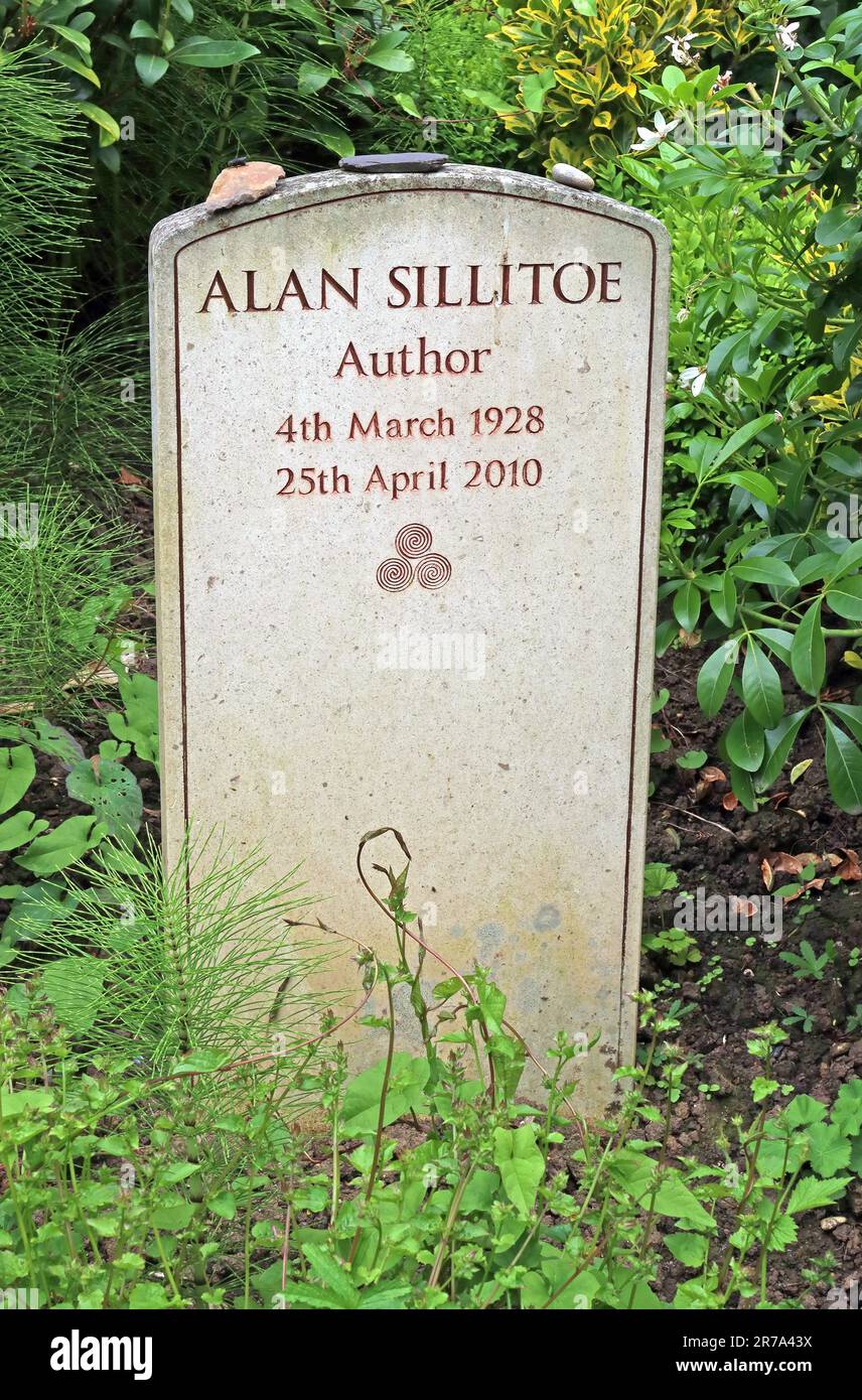 Grab von Alan Sillitoe Autor 4. März 1928 - 25. April 2010, begraben im Highgate Cemetery, London, Swain's Lane, N6 6PJ Stockfoto