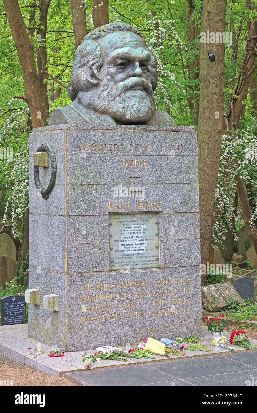 Das beeindruckende Karl-Marx-Grab 1954, östlicher Friedhof, Highgate Cemetery, Swain's Lane, London, ENGLAND, GROSSBRITANNIEN, N6 6PJ Stockfoto