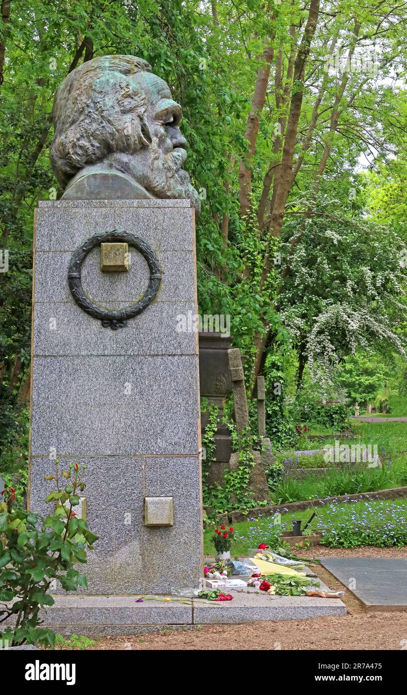 Das beeindruckende Karl-Marx-Grab 1954, östlicher Friedhof, Highgate Cemetery, Swain's Lane, London, ENGLAND, GROSSBRITANNIEN, N6 6PJ Stockfoto