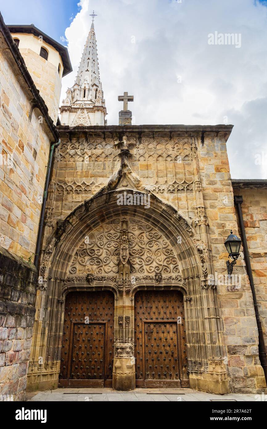 Hauptportal der Kathedrale von Bilbao im gotischen Stil mit Steinschnitzereien, darunter religiöse Motive und Figuren. Bilbao, Baskenland, Sp Stockfoto