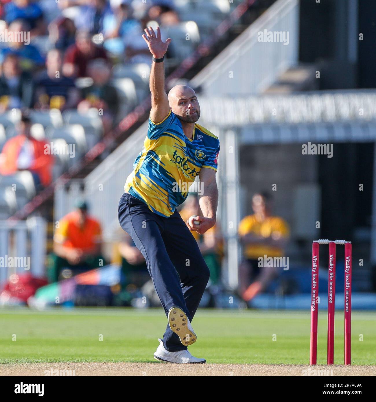 Bears' Jake Lintott Bowling in Birmingham, Großbritannien, am 3. Juni 2023 während des Vital T20 Blast Spiels zwischen Birmingham Bears & Notts Outlaws Stockfoto