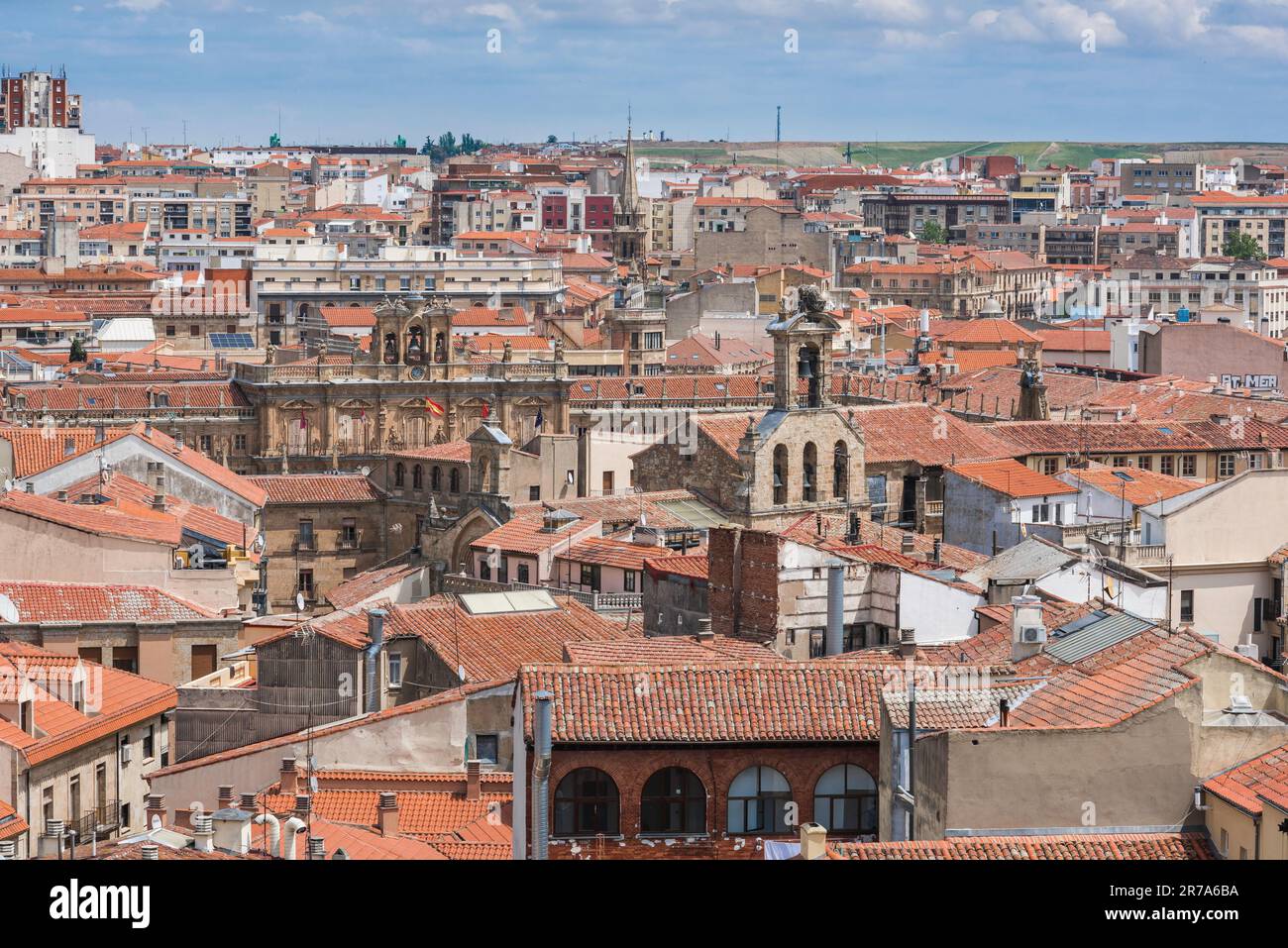 Spanien historische Skyline der Stadt, Blick auf malerische Dächer in der Altstadt des historischen Zentrums von Salamanca, Zentralspanien. Stockfoto