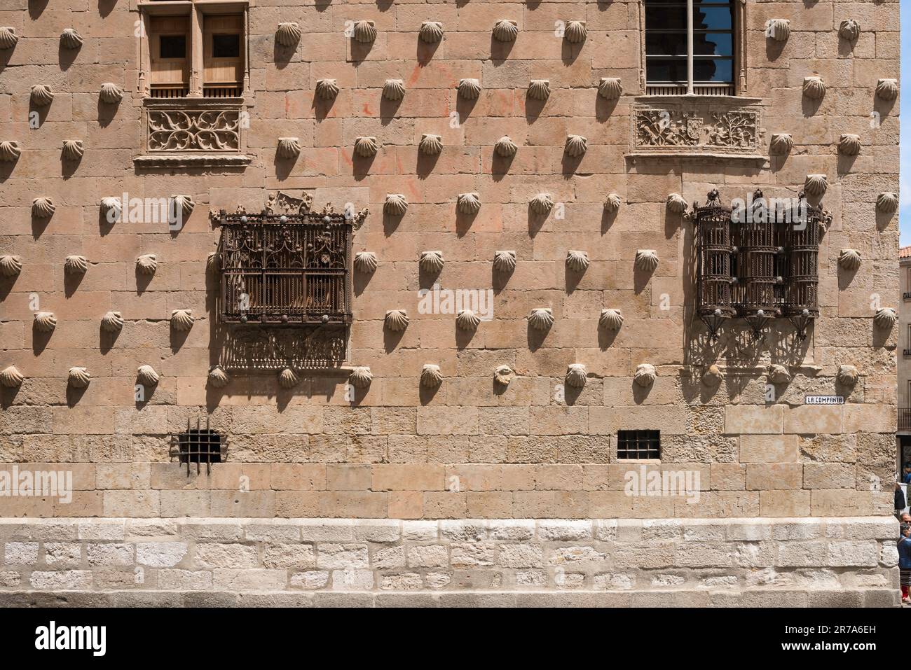 Casa de las Conchas Salamanca, Detail der mit Muscheln verzierten Außenwand des Hauses der Muscheln aus der Renaissance, historische Stadt Salamanca, Spanien Stockfoto