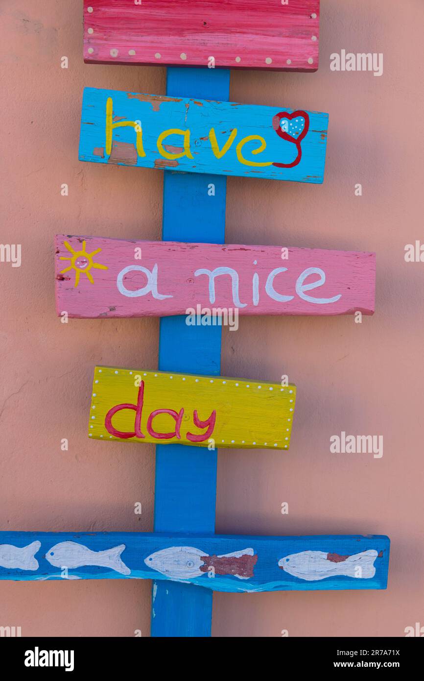 Schönen Tag noch. Ein hölzernes Schild. Farbenfroher Hintergrund. Stockfoto