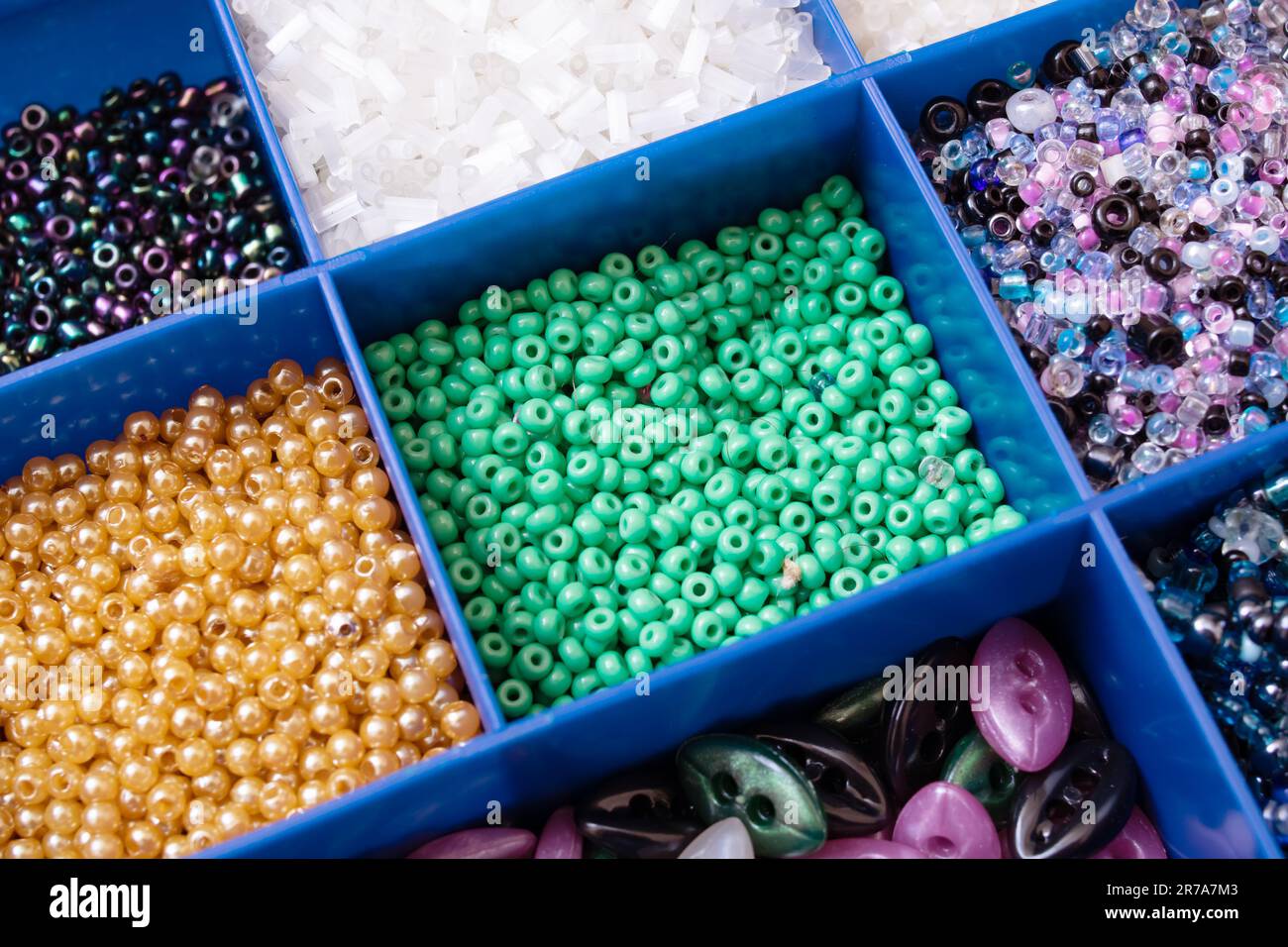 Bunte Perlen in Behältern, Nahaufnahme, Kunsthandwerk, Makrofoto Stockfoto
