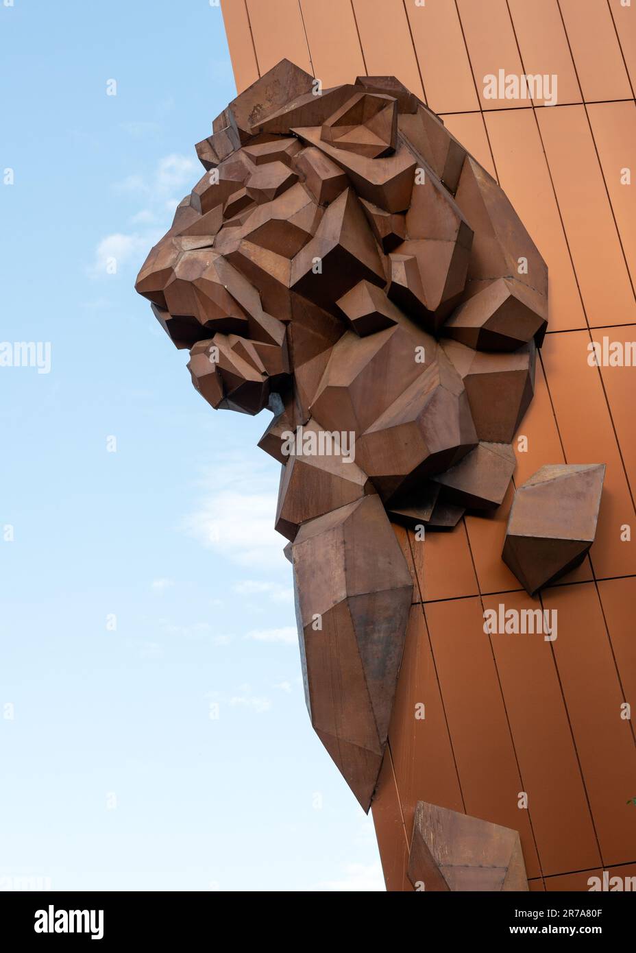 Im Einkaufszentrum Forum Gdansk in Danzig, Polen, befindet sich eine Skulptur des Löwenkopfes für moderne Kunst Stockfoto