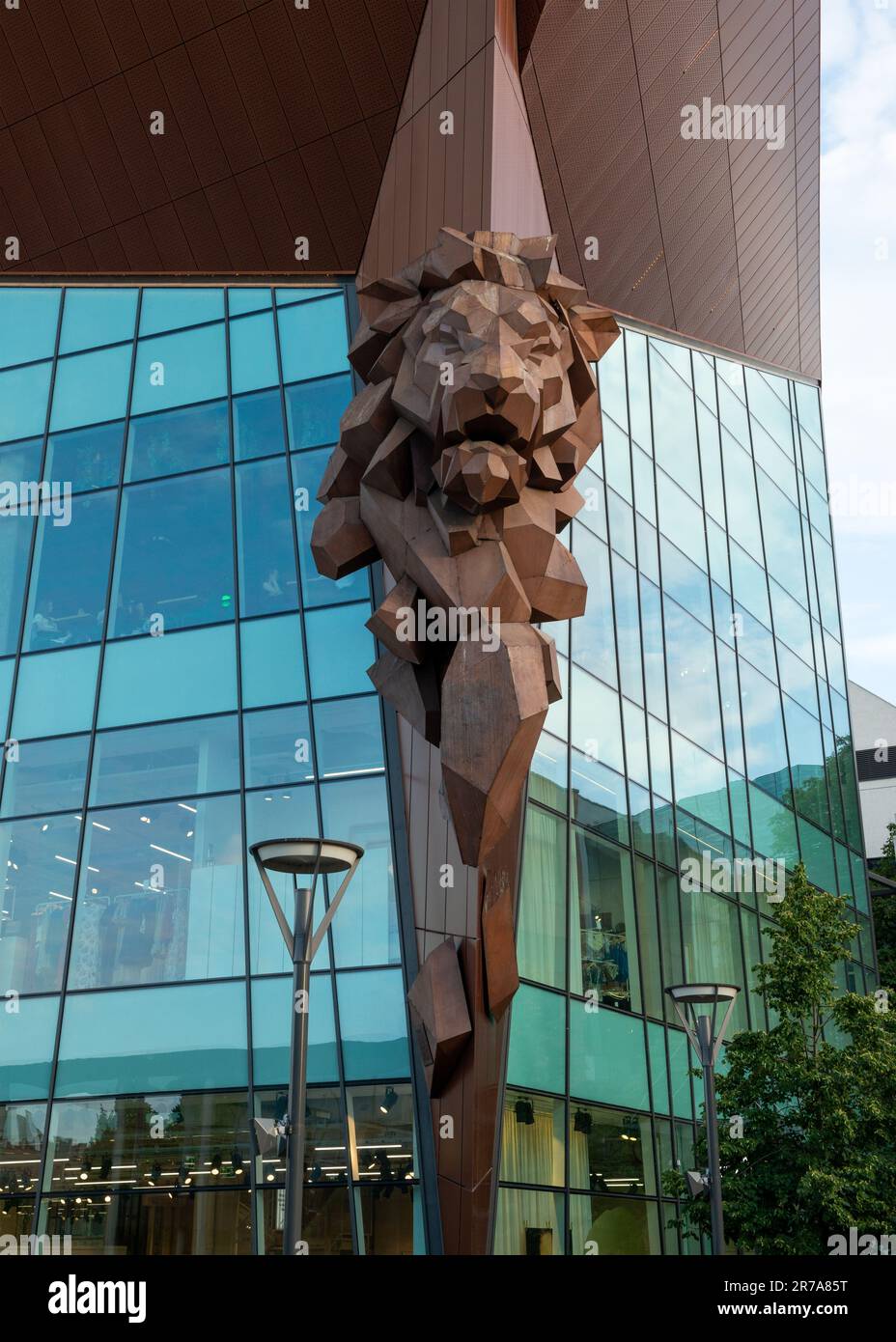 Große Skulptur mit Löwenkopf und moderner Kunst an der Fassade des Einkaufszentrums Forum Gdansk in Danzig, Polen Stockfoto