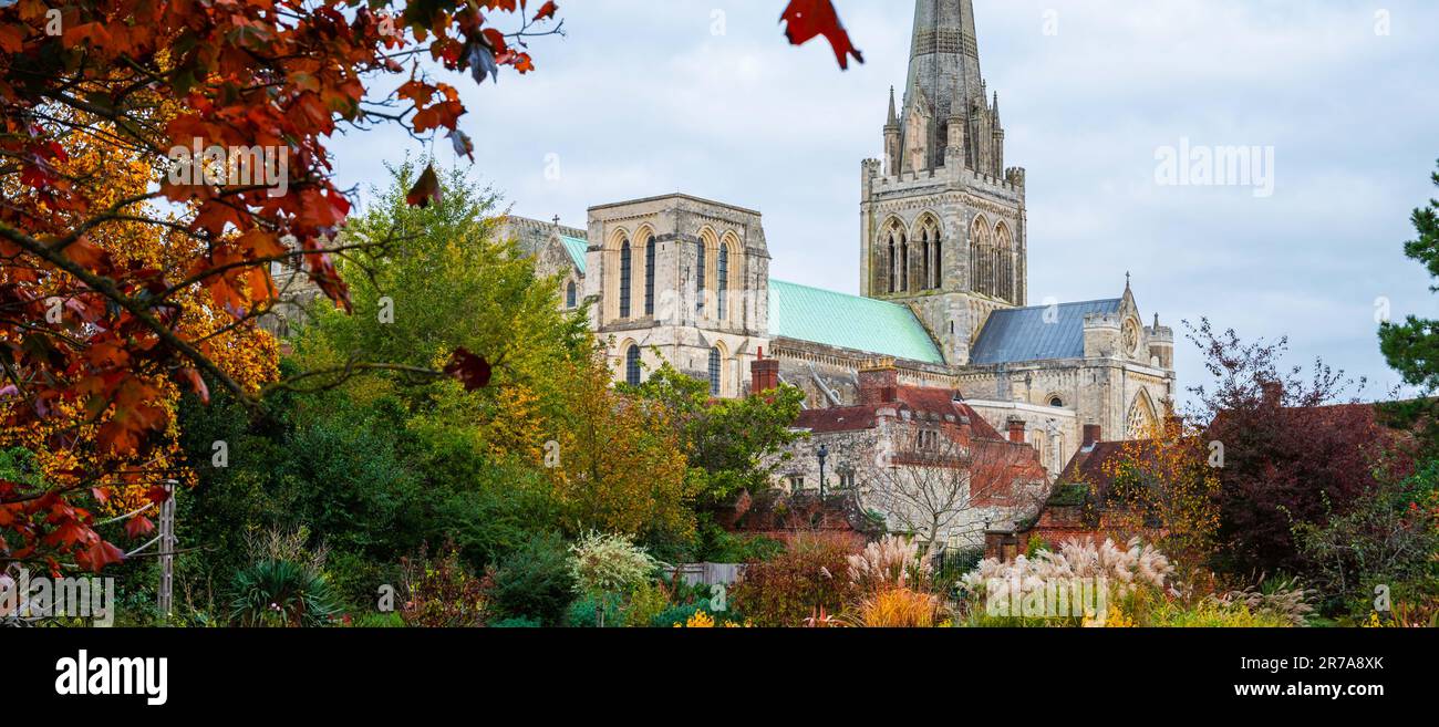 Blick auf die historische Chichester Cathedral mit Herbstfarben und Bäumen an einem bewölkten Tag in der Stadt Chichester, West Sussex, England, Großbritannien. Stockfoto