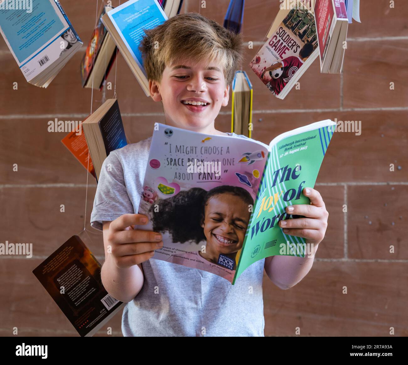 Edinburgh, Schottland, Vereinigtes Königreich, 14. Juni 2023. Start des Edinburgh International Book Festival: Das Programm für das 40. Buch-Festival beginnt am Edinburgh College of Art. Abbildung: Corin, 12 Jahre alt und Buchliebhaber, startet das diesjährige Programm „The Joy of Words“. Kredit: Sally Anderson/Alamy Live News Stockfoto