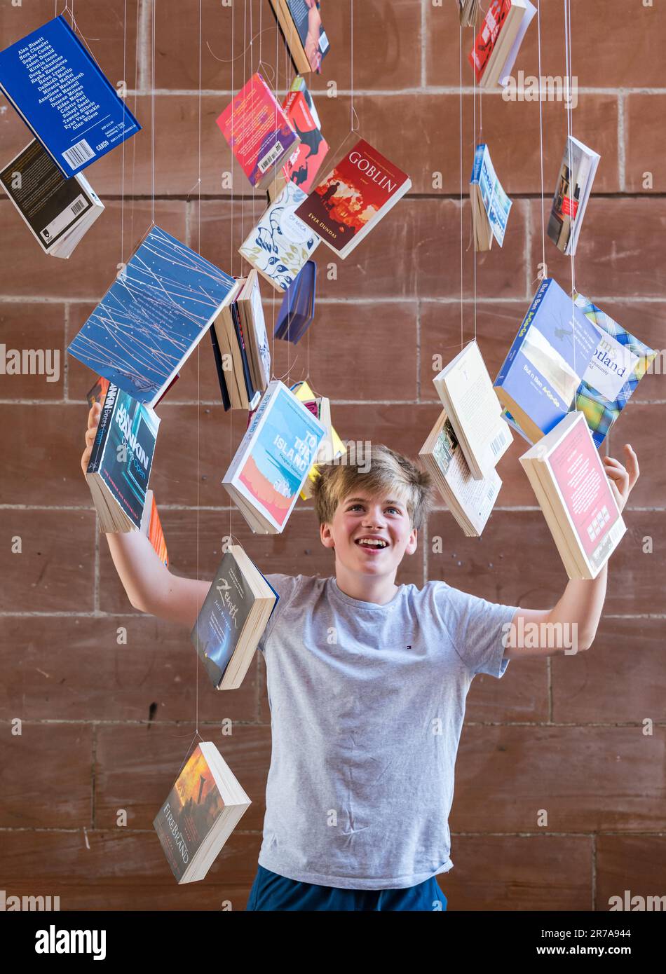 Edinburgh, Schottland, Vereinigtes Königreich, 14. Juni 2023. Start des Edinburgh International Book Festival: Das Programm für das 40. Buch-Festival beginnt am Edinburgh College of Art. Abbildung: Corin, 12 Jahre alt und Buchliebhaber, startet das diesjährige Programm. Kredit: Sally Anderson/Alamy Live News Stockfoto