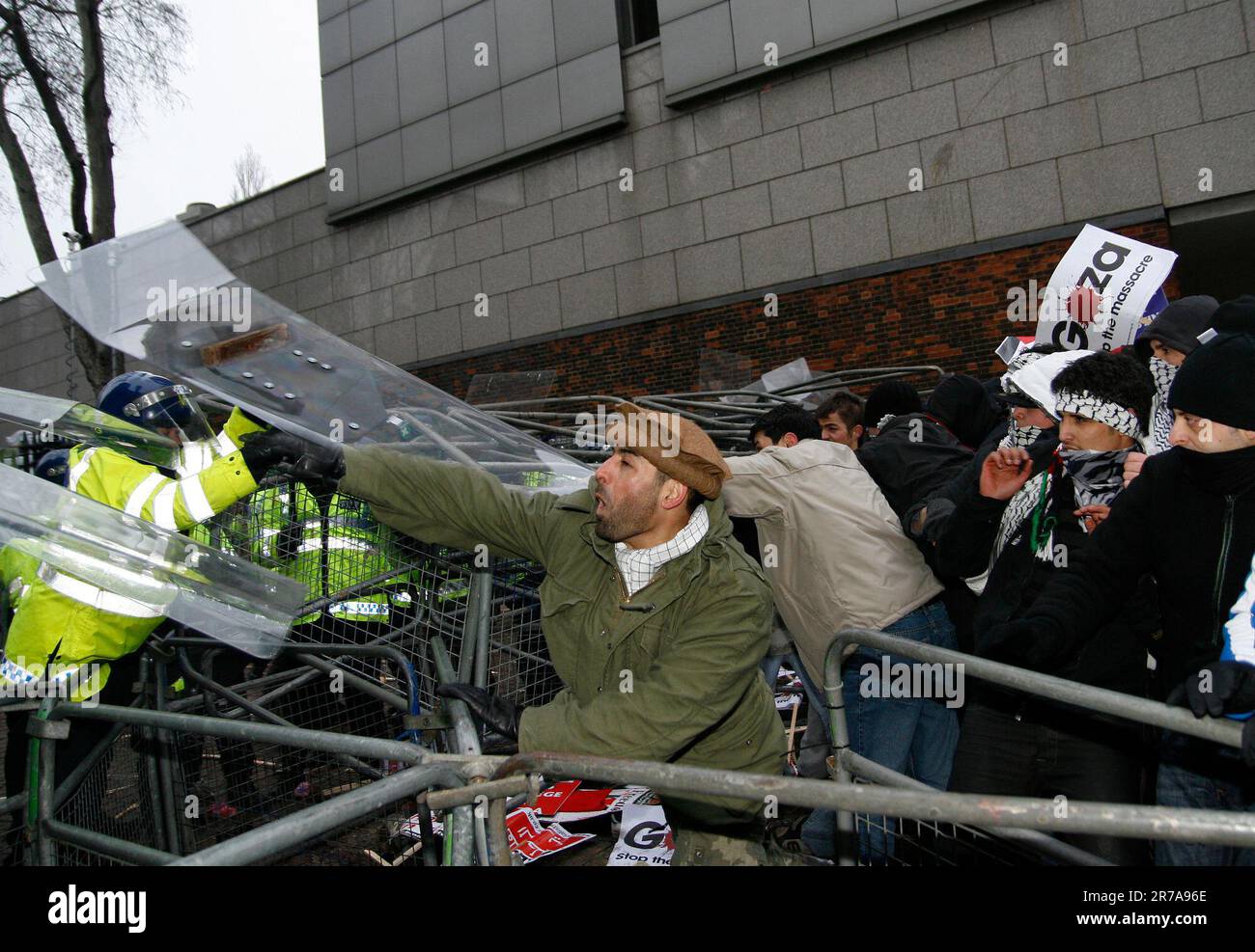 Demonstranten werfen Raketen auf Polizeilinien vor der israelischen Botschaft in London Stockfoto