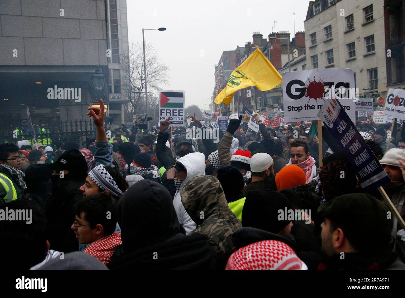 Palästinensische Demonstranten verspotten die Polizei vor der israelischen Botschaft in London Stockfoto